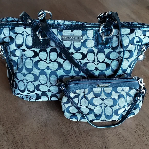 Coach Gallery Signature Tote w/ a Wristlet (RARE) - Picture 1 of 17